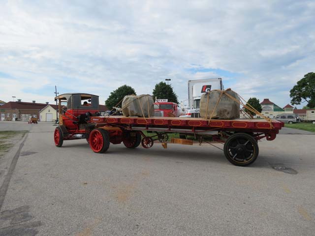 Este conjunto trailer, camión Autocar y semi Fruehauf, funciona a la perfección con más de 90 años de edad.
